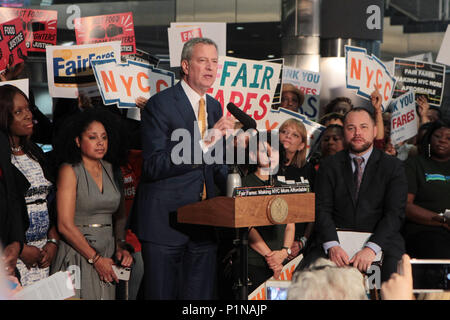 Brooklyn, New York, USA. 12 Juni, 2018. New York City Bürgermeister Bill De Blasio, New York City Rat Sprecher Corey Johnson, New York Rat Mitglieder, Laurie Cumbo, Robert Cornegy sowie Transit Reiter nehmen an der Rallye feiert die Faire Tarife Finanzierung Rechnung, die gewährleisten würde die Hälfte günstige Fahrpreise für diejenigen, die eine solche Hilfe, die von New York City Rat Sprecher Corey Johnson und Mitglieder der neuen Stadtrat gesichert war bei Occulus Station am Broadway und Fulton zug Hub statt am 12. Juni 2018 in New York City. Quelle: MPI 43/Media Punch/Alamy leben Nachrichten Stockfoto