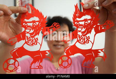 Handan, Handan, China. 12 Juni, 2018. Handan, China, 12. Juni 2018: Die volkskünstler Feng Shiping macht Papier - Werke der Fußball-Stars wie Lionel Messi, Neymar da Silva Santos JÃƒÂºnior, Thomas MÃƒÂ¼ller, Luis SuÃƒÂ¡rez und Cristiano Ronaldo in Handan, Hebei Provinz Chinas, die anstehende WM 2018 Kennzeichnung. Credit: SIPA Asien/ZUMA Draht/Alamy leben Nachrichten Stockfoto