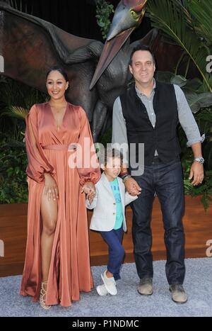 Los Angeles, CA, USA. 12 Juni, 2018. Tamera Mowry, Adam Housley, Sohn bei der Ankunft für JURASSIC WELT: GEFALLENE KÖNIGREICH Premiere, Walt Disney Concert Hall, Los Angeles, CA 12. Juni 2018. Credit: Elizabeth Goodenough/Everett Collection/Alamy leben Nachrichten Stockfoto