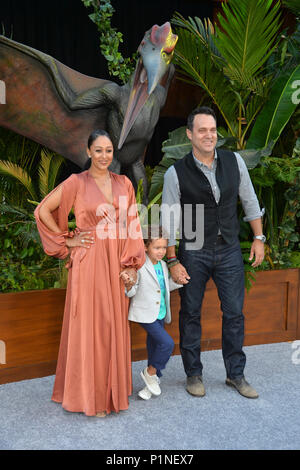 Los Angeles, Kalifornien, USA. 12 Juni, 2018. Tamera Mowry, Adam Housley & Sohn bei der Premiere von 'Jurassic Welt: Gefallene Königreich" im Walt Disney Concert Hall Kredit: Sarah Stewart/Alamy leben Nachrichten Stockfoto