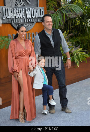 Los Angeles, Kalifornien, USA. 12 Juni, 2018. Tamera Mowry, Adam Housley & Sohn bei der Premiere von 'Jurassic Welt: Gefallene Königreich" im Walt Disney Concert Hall Kredit: Sarah Stewart/Alamy leben Nachrichten Stockfoto