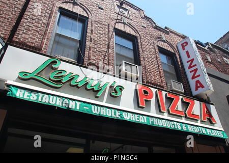 New York, USA. 12. Juni 2018. 12 Juni 2018, New York, USA: Die garküche" Lenny's Pizza" auf 86th Street in Bensonhurst. Travolta gekauft zwei Scheiben Margehrita in seiner Rolle von Tony Manero in der klassischen disco Film aturday Night Fever" vor rund 40 Jahren. Foto: Christina Horsten/dpa Quelle: dpa Picture alliance/Alamy leben Nachrichten Stockfoto