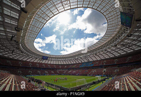 Russland Offenes Training an der Luzhniki Stadion LUZHNIKI STADION, Moskau Russland offenes Training, 2018 FIFA WORLD CUP Russland vom 13. Juni 2018 GBB 7977 2018 FIFA World Cup Russland STRENG REDAKTIONELLE VERWENDUNG NUR. Wenn der Spieler/Spieler in diesem Bild dargestellt ist/Spielen für einen englischen Club oder das England National Team. Dann ist dieses Bild darf nur für redaktionelle Zwecke verwendet werden. Keine kommerzielle Nutzung. Folgende Verwendungen sind auch dann eingeschränkt, wenn in einem redaktionellen Kontext: Verwendung in Verbindung mit oder als Teil eines nicht autorisierten Audio-, Video-, Daten-, Spielpläne, Verein/liga Logos, Wetten, Spiele oder ein Stockfoto