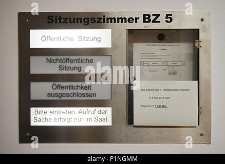 13 Juni 2018, Düsseldorf, Deutschland: Ein Schild zeigt den Verzug der Prozess um Brauerei Kartellstrafen beim Oberlandesgericht. Der brauereikonzern Carlsberg ist das Land gegen eine Strafe Bekanntmachung über die Kartellrechtlichen Förderregion. Die Regierung cartell Büro hat eine Geldstrafe von 338 Millionen Euro in insgesamt ausgegebenen zu elf Unternehmen, Verbände und die verantwortlichen Personen im Jahr 2014 wegen illegalen gemeinsamen Preise zum Nachteil der Verbraucher. Foto: Bernd Thissen/dpa Stockfoto