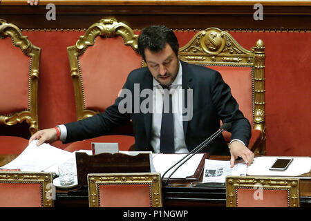 Rom, Italien. 13. Juni 2018. Matteo Salvini Roma 13/06/2018. Senato. Informativa del Ministro dell'Interno sulla vicenda dei migranti della nave Wassermann. Rom, den 13. Juni. Senat. Rede des italienischen Ministers für Innere Angelegenheiten über das Schiff Wassermann, die Migranten, die von der italienischen Regierung abgelehnt und jetzt zu Spanien. Foto Samantha Zucchi Insidefoto Credit: insidefoto Srl/Alamy leben Nachrichten Stockfoto