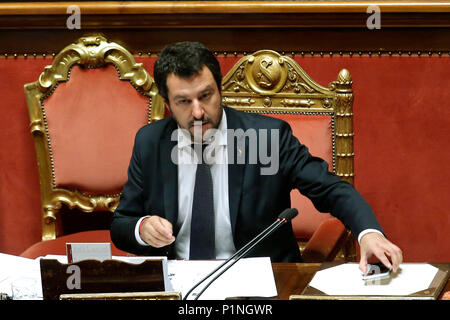 Rom, Italien. 13. Juni 2018. Matteo Salvini Roma 13/06/2018. Senato. Informativa del Ministro dell'Interno sulla vicenda dei migranti della nave Wassermann. Rom, den 13. Juni. Senat. Rede des italienischen Ministers für Innere Angelegenheiten über das Schiff Wassermann, die Migranten, die von der italienischen Regierung abgelehnt und jetzt zu Spanien. Foto Samantha Zucchi Insidefoto Credit: insidefoto Srl/Alamy leben Nachrichten Stockfoto