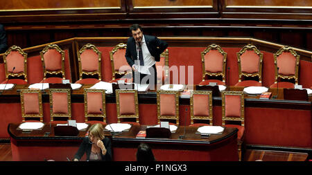 Rom, Italien. 13. Juni 2018. Matteo Salvini Roma 13/06/2018. Senato. Informativa del Ministro dell'Interno sulla vicenda dei migranti della nave Wassermann. Rom, den 13. Juni. Senat. Rede des italienischen Ministers für Innere Angelegenheiten über das Schiff Wassermann, die Migranten, die von der italienischen Regierung abgelehnt und jetzt zu Spanien. Foto Samantha Zucchi Insidefoto Credit: insidefoto Srl/Alamy leben Nachrichten Stockfoto