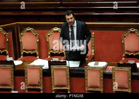 Rom, Italien. 13. Juni 2018. Matteo Salvini Roma 13/06/2018. Senato. Informativa del Ministro dell'Interno sulla vicenda dei migranti della nave Wassermann. Rom, den 13. Juni. Senat. Rede des italienischen Ministers für Innere Angelegenheiten über das Schiff Wassermann, die Migranten, die von der italienischen Regierung abgelehnt und jetzt zu Spanien. Foto Samantha Zucchi Insidefoto Credit: insidefoto Srl/Alamy leben Nachrichten Stockfoto