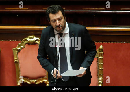 Rom, Italien. 13. Juni 2018. Matteo Salvini Roma 13/06/2018. Senato. Informativa del Ministro dell'Interno sulla vicenda dei migranti della nave Wassermann. Rom, den 13. Juni. Senat. Rede des italienischen Ministers für Innere Angelegenheiten über das Schiff Wassermann, die Migranten, die von der italienischen Regierung abgelehnt und jetzt zu Spanien. Foto Samantha Zucchi Insidefoto Credit: insidefoto Srl/Alamy leben Nachrichten Stockfoto