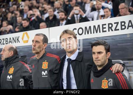 Coachbank ESP, Arm in Arm waerend der Hymne, mit Trainer Julen LOPETEGUI (ESP/2.v.r) Fussball Laenderspiel, Freundschaftsspiel, Deutschland (GER) - Spanien (ESP) 1:1, am 23.03.2018 in Düsseldorf/Deutschland. | Verwendung weltweit DATEI FOTOS: Das spanische Team Auswahl Trainer, Julen Lopetegui, mittellos von seiner Position Stockfoto