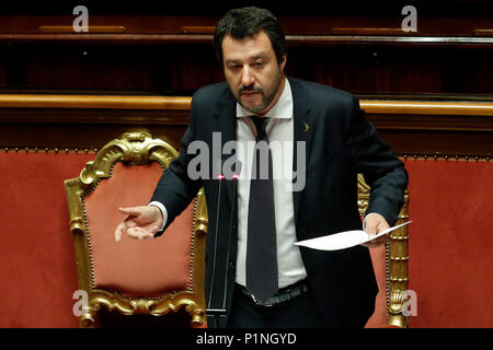 Rom, Italien. 13. Juni 2018. Matteo Salvini Roma 13/06/2018. Senato. Informativa del Ministro dell'Interno sulla vicenda dei migranti della nave Wassermann. Rom, den 13. Juni. Senat. Rede des italienischen Ministers für Innere Angelegenheiten über das Schiff Wassermann, die Migranten, die von der italienischen Regierung abgelehnt und jetzt zu Spanien. Foto Samantha Zucchi Insidefoto Credit: insidefoto Srl/Alamy leben Nachrichten Stockfoto