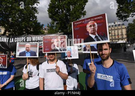 Paris, Frankreich. Juni 13, 2018 - Paris, Frankreich: Rechte Gruppe Reporter ohne Grenzen (RSF) eine Kampagne die Aufmerksamkeit auf die russischen Eisen griff auf die Presse am Vorabend der Beginn der Fußball-Weltmeisterschaft 2018 in Russland zu ziehen. Credit: Idealink Fotografie/Alamy leben Nachrichten Stockfoto