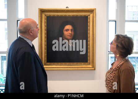 M&L Fine Art, Old Bond Street, London, UK. 13 Juni, 2018. Römischer Senator Prinz Abbondio Rezzonico, der junge Bildhauer Antonio Canova Patron, spielte einen Trick auf die größten Künstler in Rom, die eine Malerei, die sich als ursprüngliche Selbstportrait von Giorgione, der viel bewunderten venezianischen Maler des 16. Jahrhunderts präsentiert wurde gezeigt wurden. Es war eigentlich von Antonio Canova gemalt und er ließ diese ein Jahr später. Credit: Malcolm Park Redaktion/Alamy leben Nachrichten Stockfoto