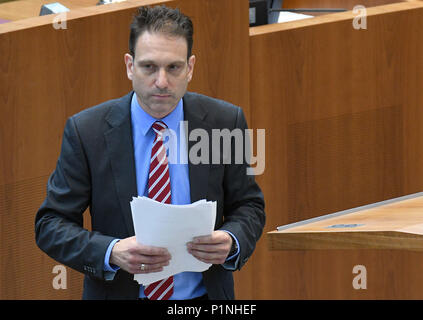 13 Juni 2018, Düsseldorf, Deutschland: Christian Lose (Alternative für Deutschland - AfD) spricht über die Zukunft der Kohle im nordrhein-westfälischen Landtag. Foto: Henning Kaiser/dpa Stockfoto