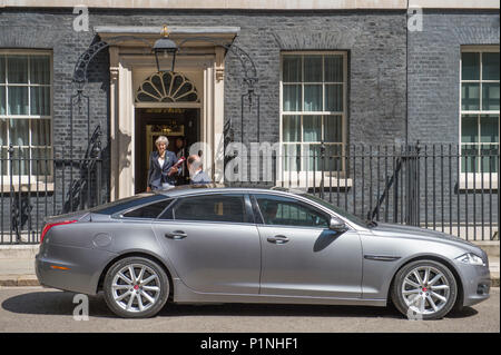 10 Downing Street, London, UK. 13 Juni, 2018. Der britische Premierminister Theresa May Blätter Downing Street 10 Auf dem Weg zum Parlament die Teilnahme an Prime Minister's Frage Zeit, die am Mittwoch um 12.00 Uhr statt. Credit: Malcolm Park/Alamy Leben Nachrichten. Stockfoto