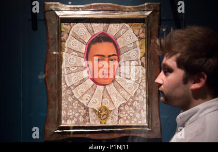 V&A, London, UK. 13. Juni 2018. Frida Kahlo von Besitz, darunter 22 Outfits, Gemälde, Schmuck und medizinischen Utensilien, haben Mexiko zum ersten Mal links auf Anzeige an der V&A zu gehen Die ausstellung zeigt mehr als 200 Objekte aus dem Blauen Haus, von denen einige nie zuvor wurden; stellt einen beispiellosen Einblick in Kahlos Leben. Foto: Selbstporträt, Frida Kahlo. 1948, Mexiko. Private Sammlung. Mit Museum Personal gestellt. Credit: Malcolm Park Redaktion/Alamy leben Nachrichten Stockfoto