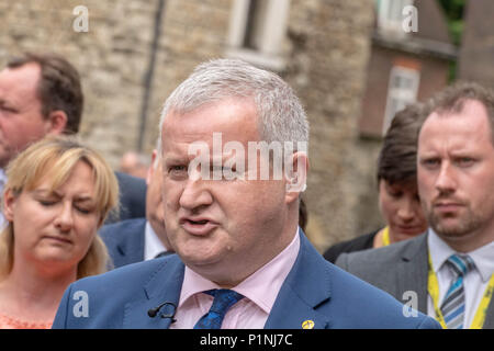 London, Großbritannien. 13. Juni 2018 Ian Blackford MP Führer des SNP in Westminster, spricht mit den Medien nach all der SNP MP gehen Sie aus der Commons nach seiner Ausweisung aus der Commons durch die Sprecher John Bercow für zwischenrufe über den Mangel an Voice für die SNP während der Debatte BREXIT Credit Ian Davidson/Alamy leben Nachrichten Stockfoto