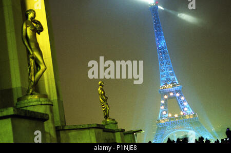 PARIS/DEN EIFFELTURM IN BLAU LE 30/06/2008 LA TOUR EIFFEL S'EST PARE DE BLEU POUR LA SYMBOLIZER PRÄSIDENTSCHAFT FRANCAISE A L UNION EUROPEENNE LE 30 Juin 2008. DOUZES LES ETOILES DU DRAPEAU EUROPEEN BRILLENT DESSUS. Stockfoto