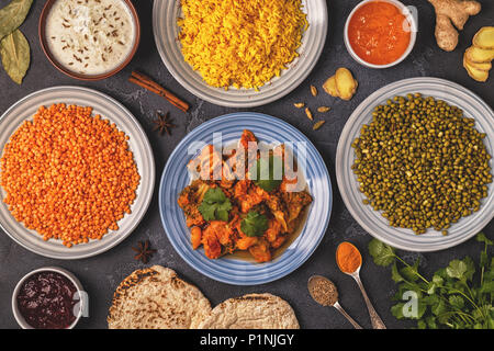 Traditionelle indische Curry mit Reis, Linsen und Mung Bohnen. Ansicht von oben. Stockfoto