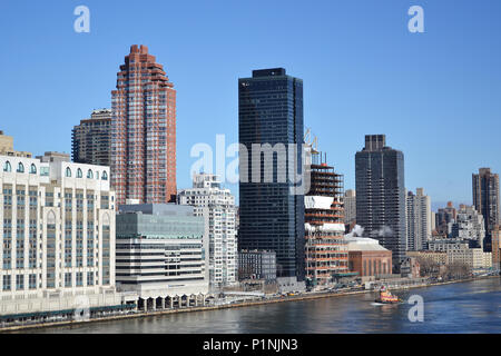 Blick von Roosevelt Island in die Hochhäuser der Upper Eastside, New York USA 2017. Blick von Roosevelt Island zu den Hochhäusern der Upper Eastside, New York USA 2017 Stockfoto