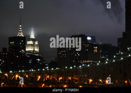 Nachtaufnahme der Queensboro Bridge mit der Skyline, New York, USA 2017. Night Shot der Queensboro Bridge mit der Skyline, New York, USA 2017 Stockfoto