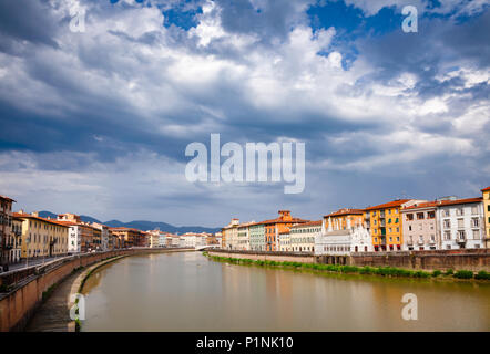 Pisa Stadtbild mit mittelalterlichen waterfront Gebäude und Pisaner gotische Kirche Santa Maria della Spina am Ufer des Flusses Arno, Toskana, Italien Stockfoto