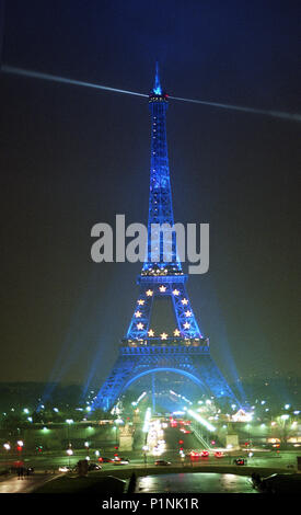 PARIS/DEN EIFFELTURM IN BLAU LE 30/06/2008 LA TOUR EIFFEL S'EST PARE DE BLEU POUR LA SYMBOLIZER PRÄSIDENTSCHAFT FRANCAISE A L UNION EUROPEENNE LE 30 Juin 2008. DOUZES LES ETOILES DU DRAPEAU EUROPEEN BRILLENT DESSUS. Stockfoto