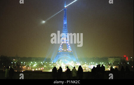 PARIS/DEN EIFFELTURM IN BLAU LE 30/06/2008 LA TOUR EIFFEL S'EST PARE DE BLEU POUR LA SYMBOLIZER PRÄSIDENTSCHAFT FRANCAISE A L UNION EUROPEENNE LE 30 Juin 2008. DOUZES LES ETOILES DU DRAPEAU EUROPEEN BRILLENT DESSUS. Stockfoto