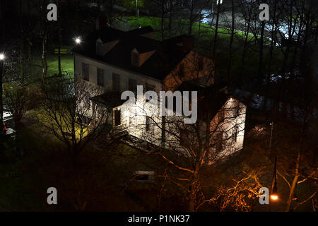 Nachtaufnahme eines kleinen Hauses in Ropsevelt Island, New York, USA 2017. Night Shot eines kleinen Hauses auf Roosevelt Island, New York, USA 2017. Stockfoto