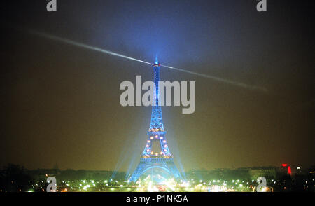 PARIS/DEN EIFFELTURM IN BLAU LE 30/06/2008 LA TOUR EIFFEL S'EST PARE DE BLEU POUR LA SYMBOLIZER PRÄSIDENTSCHAFT FRANCAISE A L UNION EUROPEENNE LE 30 Juin 2008. DOUZES LES ETOILES DU DRAPEAU EUROPEEN BRILLENT DESSUS. Stockfoto