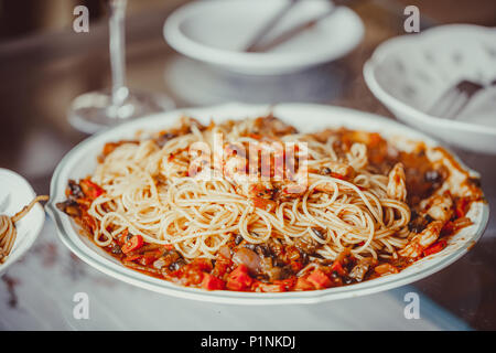 Angel Hair Pasta mit Tomatensauce, Knoblauch und Garnelen. Stockfoto