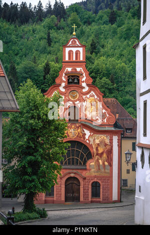 Füssen, Deutschland - Mai 10, 2018: Das Krankenhaus Kirche (Spitalkirche Heilig Geist) in der historischen Altstadt von Füssen, eine romantische mittelalterliche Stadt an der Ro Stockfoto