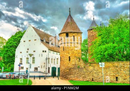 Helpoort oder Hölle Tor, ein mittelalterliches Tor in Maastricht, Niederlande Stockfoto