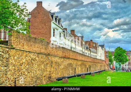 Mittelalterliche Stadtmauer mit Kanonen in Maastricht, Niederlande Stockfoto