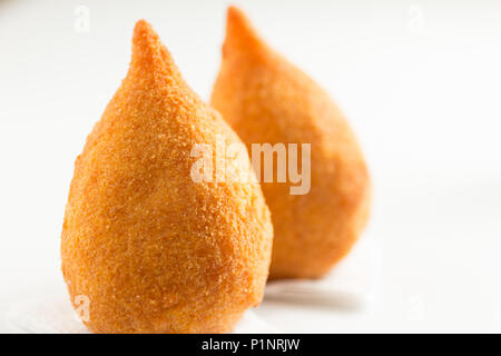 Deep Fried Chicken Finger Food wie Coxinha in Brasilien bekannt. Brasilianer essen, Fast food Alternative oder auf Partys. Zwei Zwischenmahlzeiten auf weißem Hintergrund. Mini Stockfoto