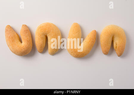 Käse Brot Brötchen als Chipa in Brasilien bekannt, geformt wie ein Hufeisen. Traditionelle Nachmittag Mittagessen. Snacks mit weißem Hintergrund, Minimalismus. Stockfoto