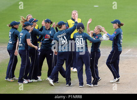 England's Katherine Hauptlast (Zweiter von rechts) feiert die wicket von Südafrikas Laura Wolvaart während des zweiten Frauen Internationaler Tag Reihe passen an der 1. zentralen County Boden, Brighton. Stockfoto