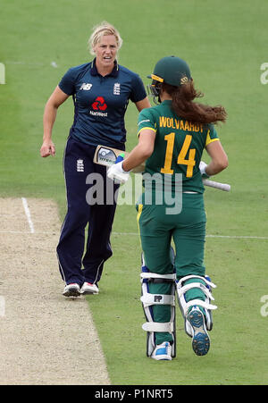 England's Katherine Hauptlast (links) feiert die wicket von Südafrikas Laura Wolvaart (rechts) während einer ist der zweite Tag der internationalen Reihe passen an der 1. zentralen County Boden, Brighton. Stockfoto