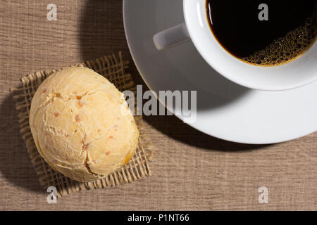 Käse Brot bekannt als Pao De Queijo in Brasilien (Minas Gerais), Chipa in Paraguay; Pandebono in Kolumbien, Pan de Yuca in Ecuador und Cunape in Boli Stockfoto