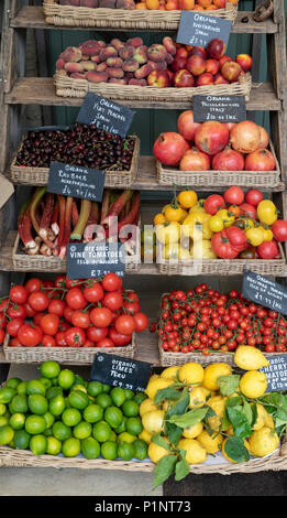 Bio-obst für Verkauf bei Daylesford Organic Farm Shop Sommer Festival. Daylesford, Cotswolds, Gloucestershire, England Stockfoto