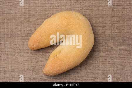 Käse Brot Brötchen als Chipa in Brasilien bekannt, geformt wie ein Hufeisen. Traditionelle Nachmittag Mittagessen. Snack auf Holztisch, flache Bauform. Stockfoto