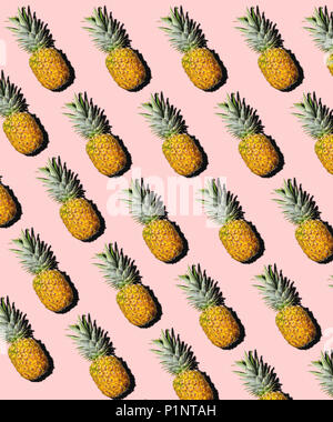 Ananas Muster der ganzen Ananas. Flach Bildschirmdiagonale mit Schlagschatten auf rosa Hintergrund. Stockfoto