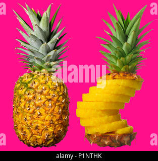 Ganze Ananas neben einem geschält, geschnitten und wieder zusammengebaut. Auf funky pink-magenta isoliert. Stockfoto