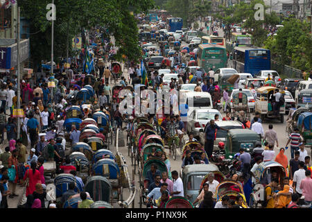 DHAKA, BANGLADESCH - Juni 12: Stau und Völker Masse an neuen Marktgebiet während des Ramadan in Dhaka, Bangladesch am 12. Juni 2018 gesehen. Letzten 10 Stockfoto