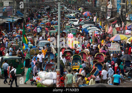 DHAKA, BANGLADESCH - Juni 12: Stau und Völker Masse an neuen Marktgebiet während des Ramadan in Dhaka, Bangladesch am 12. Juni 2018 gesehen. Letzten 10 Stockfoto