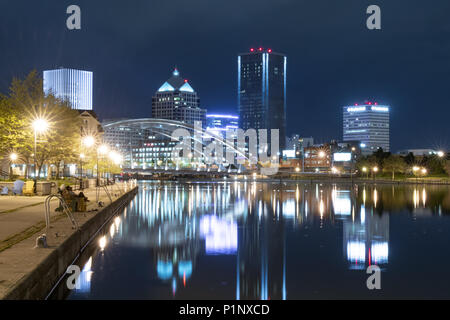 ROCHESTER, NY - 14. MAI 2018: Skyline von Rochester, New York entlang der Genesee River bei Nacht Stockfoto