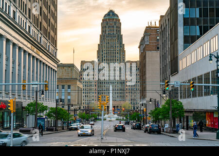 BUFFALO, NY - 15. MAI 2018: Blick nach unten Gericht Straße Richtung Buffalo Stadt Gebäude und McKinley Denkmal in Buffalo, New York Stockfoto