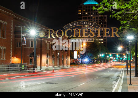 ROCHESTER, NY - 14. MAI 2018: Willkommen in Rochester Zeichen entlang South Clinton Avenue in der Innenstadt von Rochester, New York Stockfoto