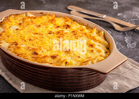 Mac und Käse im amerikanischen Stil Makkaroni Nudeln in kitschigen Sauce, selektiven Fokus. Stockfoto