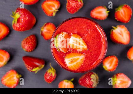 Erdbeere im frischen Smoothie auf Schwarz. Gesund trinken Konzept. Stockfoto